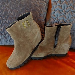 Aerosoles suede ankle boots